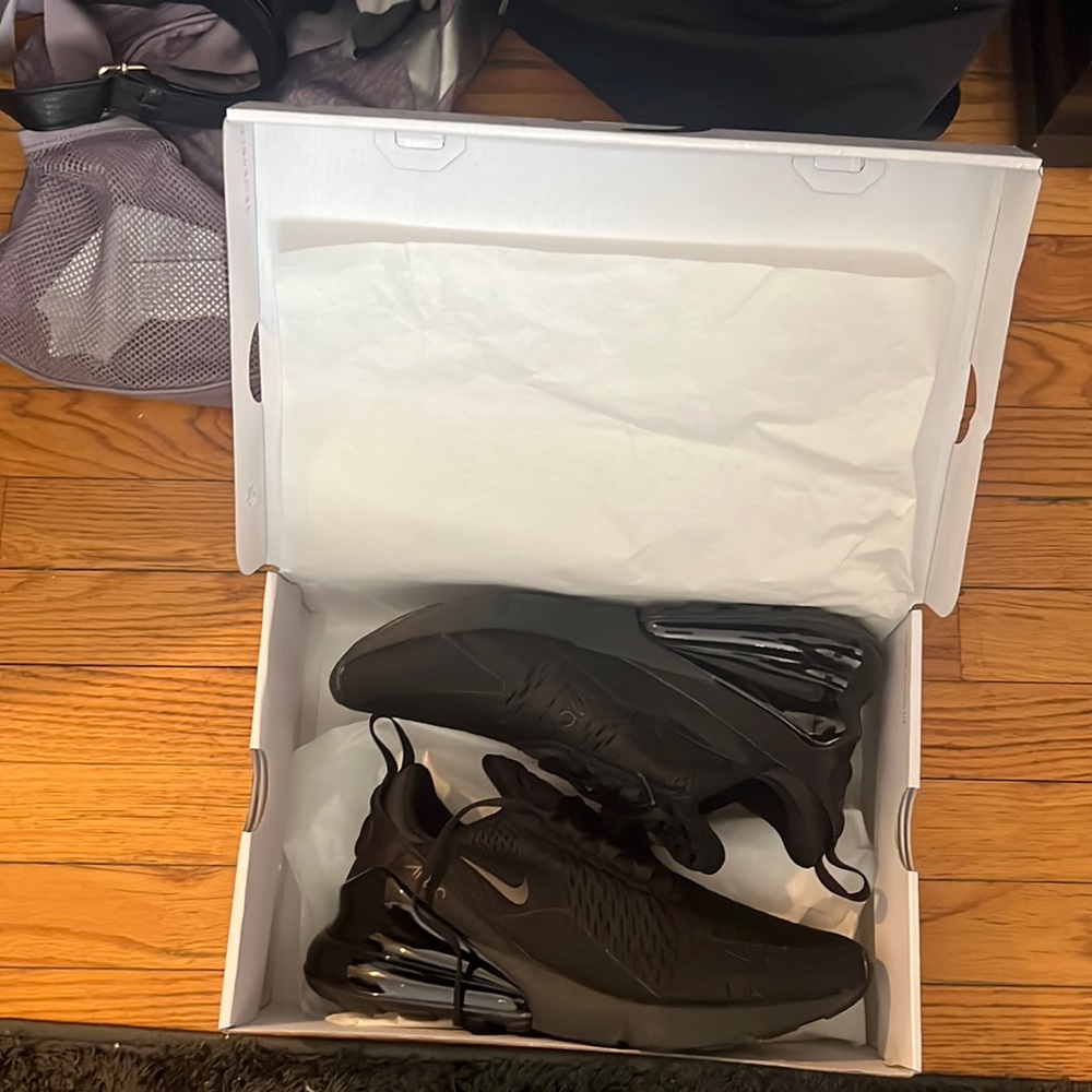 NWT black Nike sneakers